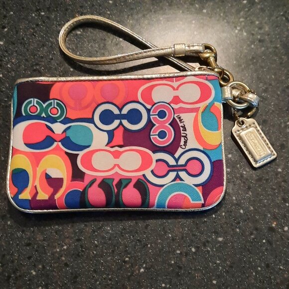 Excellent Condition Coach Signature Poppy Wristlet - Picture 4 of 6